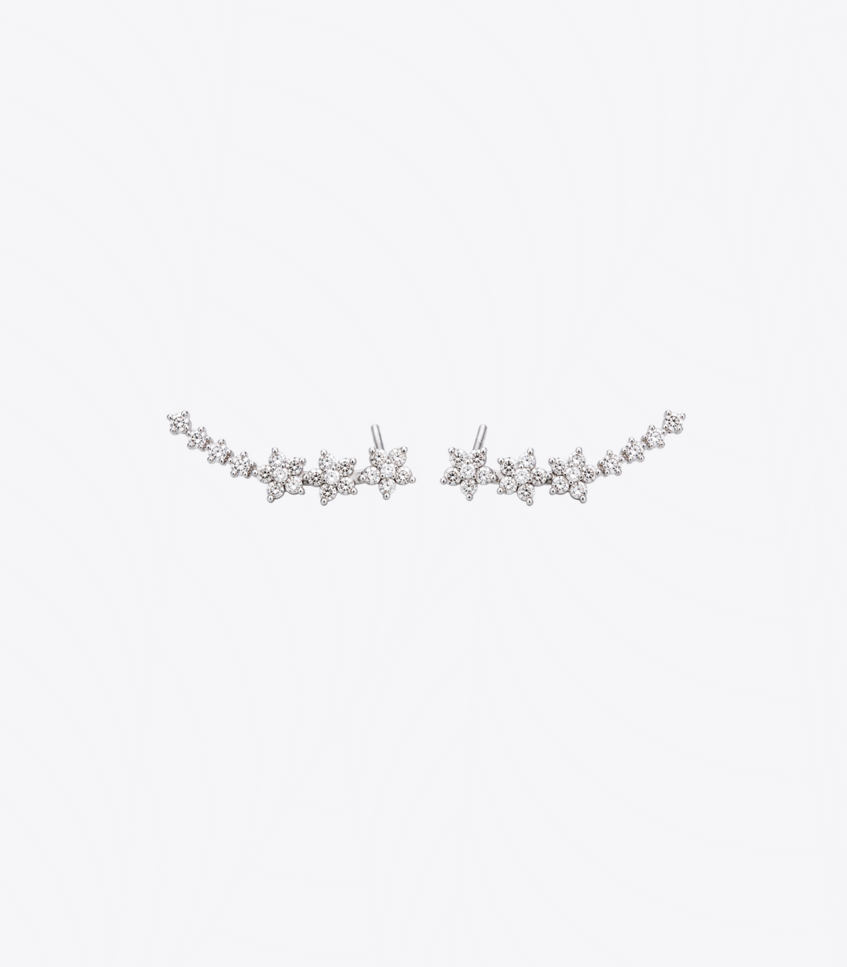 Silverfärgade blomformade örhängen med glittrande stenar och elegant, böjd design