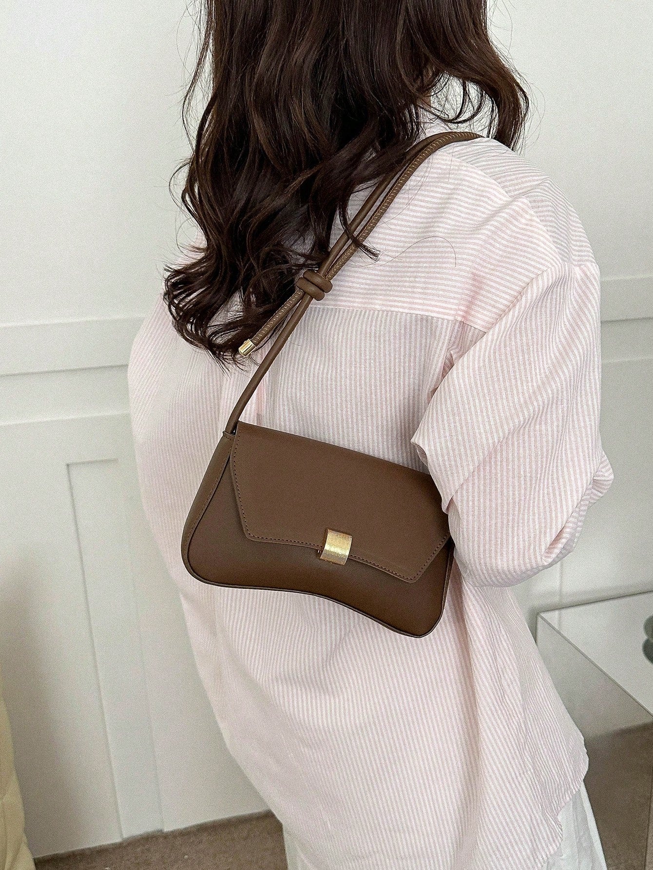 Middels stor skulderveske